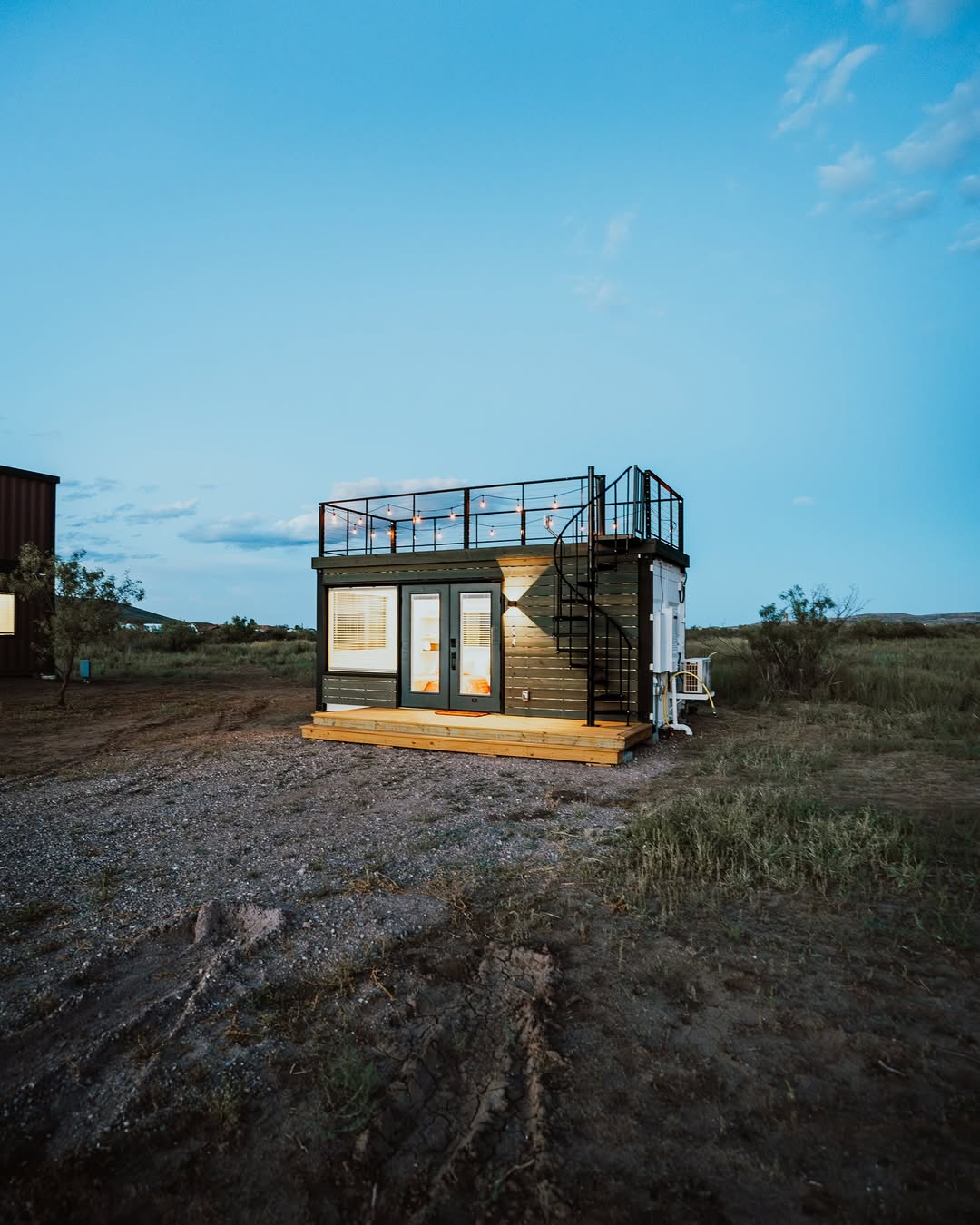 Outdoor Deck (20×6 ft)